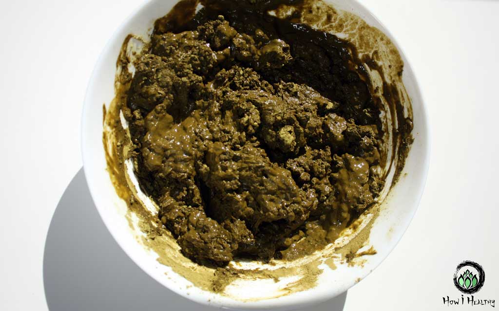 Clumpy henna mixture with dry henna clumps.